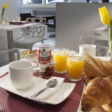 Hotel De Nevers 2*